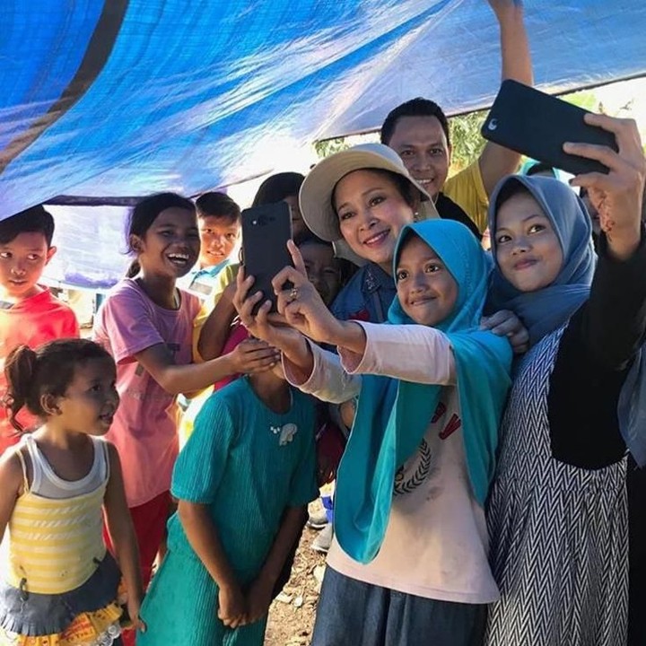 <p>Terpancar banget kebahagiaan di wajah anak-anak ini bisa berfoto bareng Titiek Soeharto. (Foto: Instagram/ @titieksoeharto)</p>