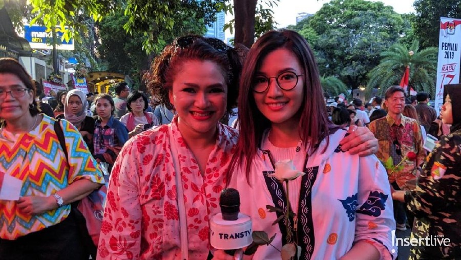Alasan Oppie Andaresta & Asty Ananta Ke Gedung KPU Oppie Andaresta dan Asty Ananta ikut terlibat dalam acara yang dihelat di depan gedung KPU. Berikut alasannya.