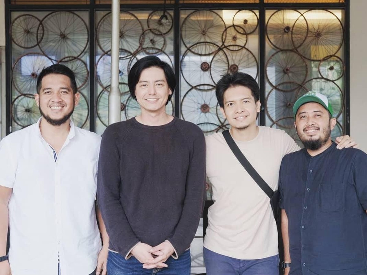 Roger Danuarta yang berasal dari keluarga non muslim telah memutuskan untuk menjadi seorang mualaf&period; Banyak spekulasi yang mucul terkait keputusannya tersebut&period;