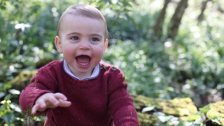 Ulang tahun pertama Pangeran Louis, Istana Inggris rilis tiga foto resminya. Imut banget!