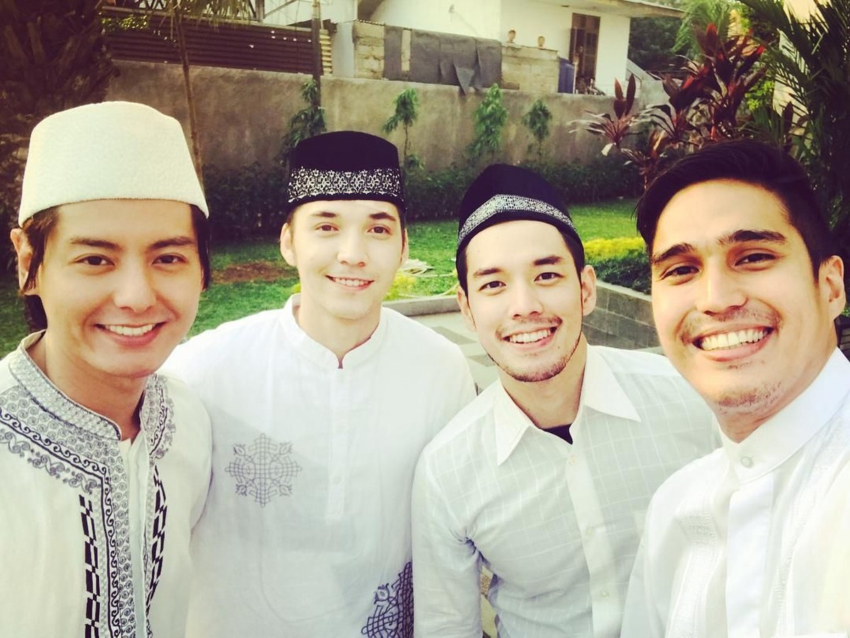 Roger Danuarta yang berasal dari keluarga non muslim telah memutuskan untuk menjadi seorang mualaf&period; Banyak spekulasi yang mucul terkait keputusannya tersebut&period;