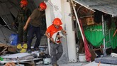 FOTO: Kerusakan di Filipina Usai Diguncang Gempa Gempa berkekuatan magnitudo 6,1 mengguncang pulau Luzon, Filipina, pada Senin (23/3). Sekitar delapan orang meninggal dan puluhan masih terperangkap reruntuhan.