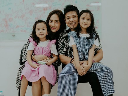 Menarik Ditiru, Gaya Parenting Artika Sari Devi dan Baim