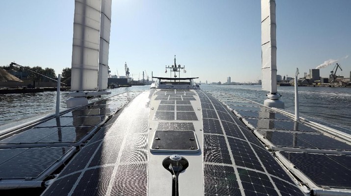 Pandangan umum dari Energy Observer, kapal bertenaga hidrogen yang berlayar dari pelabuhan Amsterdam setelah menguji perangkat baru yang memungkinkannya menghasilkan bahan bakar dari angin, di Amsterdam, Belanda, 20 April 2019. (REUTERS / Eva Plevier)