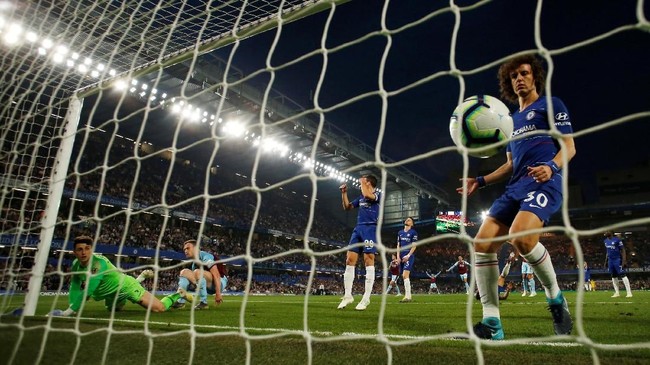 Arsenal dan Chelsea gagal memanfaatkan kesempatan bermain di kandang sehingga membuat persaingan lolos ke Liga Champions musim depan makin panas.