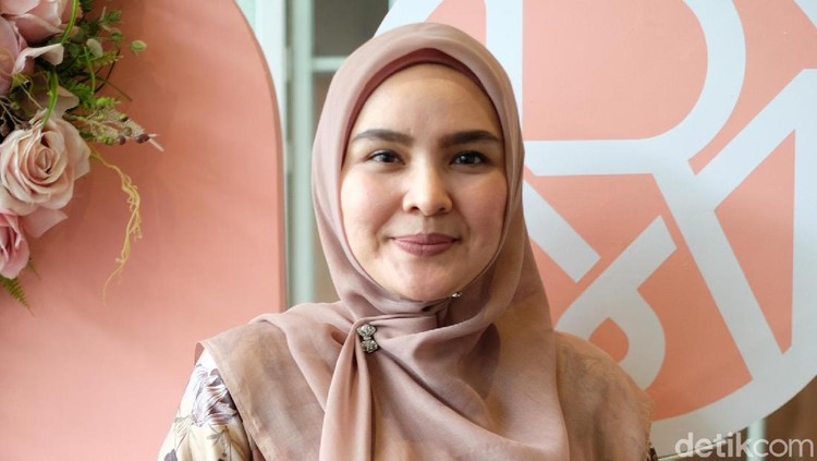 Dunia fashion telah membesarkan nama Ria Miranda, namun tak menutup kemungkinan ia ingin pensiun dini.
