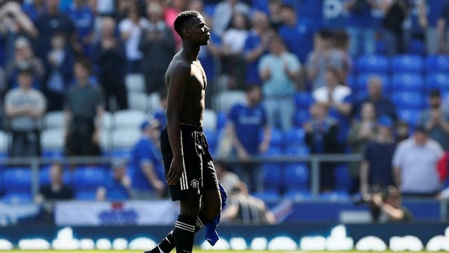 Sikap Paul Pogba usai Manchester United kalah dari Everton 0-4 di Stadion Goodison Park, Minggu (21/4), membuat para netizen terutama fan Setan Merah geram.