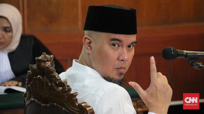 Ahmad Dhani bakal menjalani sidang tuntutan oleh Jaksa Penuntut Umum (JPU) terkait kasus dugaan pencemaran nama baik lewat ujaran 'idiot' di PN Surabaya.