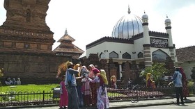Mat Kodak Versus Smartphone di Menara Kudus