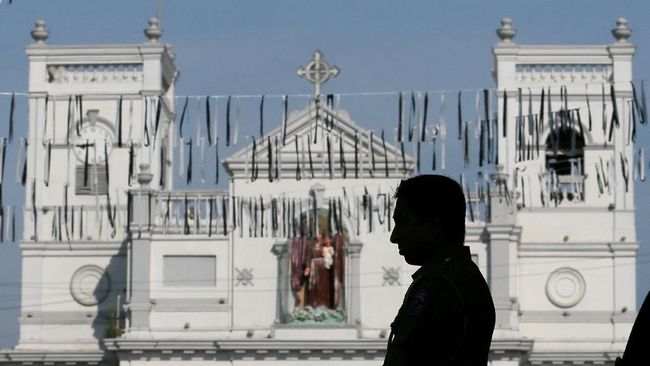 Susul Menhan, Kepala Polisi Sri Lanka Mundur Usai Bom Paskah Kepala kepolisian Sri Lanka, Pujith Jayasundara, mengundurkan diri karena gagal mengantisipasi serangan bom beruntun di Hari Paskah pada Ahad lalu.