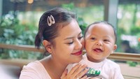 Senyum Kala jadi penyemangat Mama Mytha. Mirip banget ya, Bun, mereka berdua. ( Foto: Instagram @mytha_lestari)