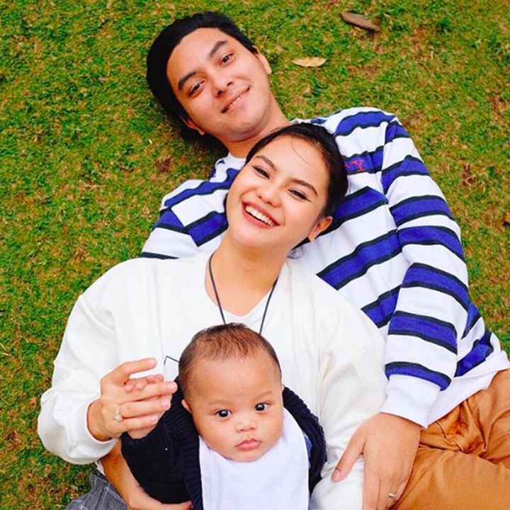 Bahagia banget ya wajah Mama Mytha bisa habiskan waktu bareng keluarga kecilnya. Semoga selalu sehat ya Mytha, Barry dan Kala. ( Foto: Instagram @mytha_lestari)