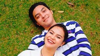Bahagia banget ya wajah Mama Mytha bisa habiskan waktu bareng keluarga kecilnya. Semoga selalu sehat ya Mytha, Barry dan Kala. ( Foto: Instagram @mytha_lestari)