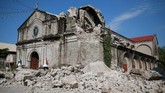 FOTO: Kerusakan di Filipina Usai Diguncang Gempa Gempa berkekuatan magnitudo 6,1 mengguncang pulau Luzon, Filipina, pada Senin (23/3). Sekitar delapan orang meninggal dan puluhan masih terperangkap reruntuhan.