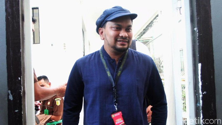 Tompi Bersaksi untuk Ratna Sarumpaet Penyanyi sekaligus dokter bedah plastik, Teuku Adifitrian atau Tompi dihadirkan sebagai saksi sidang lanjutan kasus hoax penganiaan dengan terdakwa Ratna Sarumpaet.