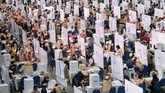 FOTO: Tugas Berat Petugas KPPS Kawal Pemilu 2019 KPPS jadi ujung tombak penyelenggaraan Pemilu 2019 dari mulai pemungutan dan penghitungan suara di TPS. Tak sedikit dari mereka mengalami kelelahan berat.