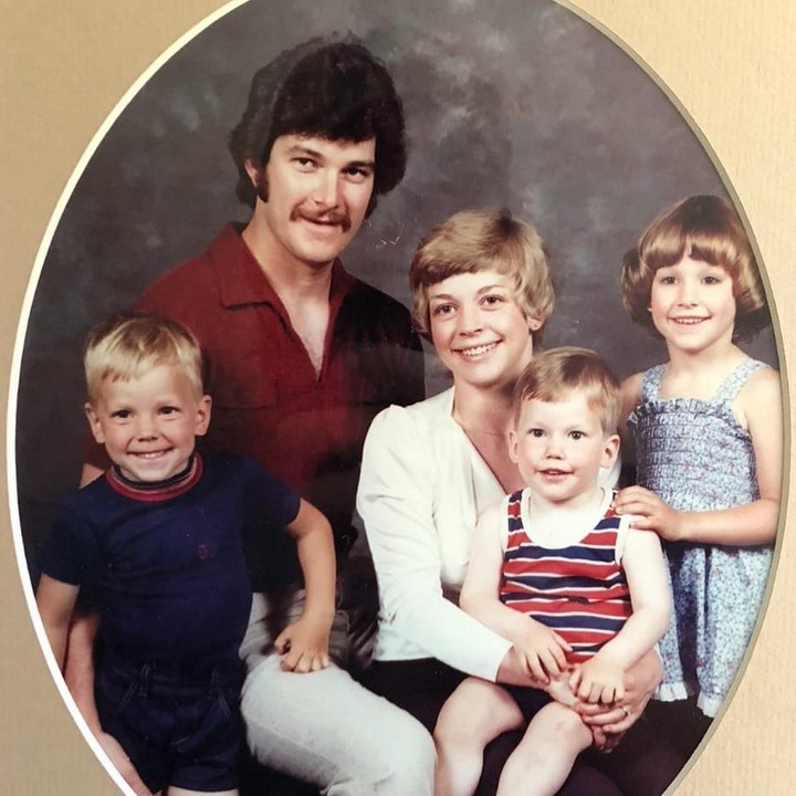 Potret keluarga kecil Chris Pratt. Pria 39 tahun ini adalah anak bungsu dari tiga bersaudara. (Foto: Instagram @prattprattpratt)