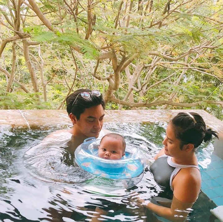 Mytha bersama sang suami, Barry Maheswara kompak mengasuh Kala. Mereka mengajaknya berenang. ( Foto: Instagram @mytha_lestari)