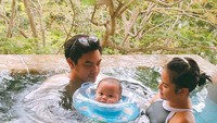 Mytha bersama sang suami, Barry Maheswara kompak mengasuh Kala. Mereka mengajaknya berenang. ( Foto: Instagram @mytha_lestari)