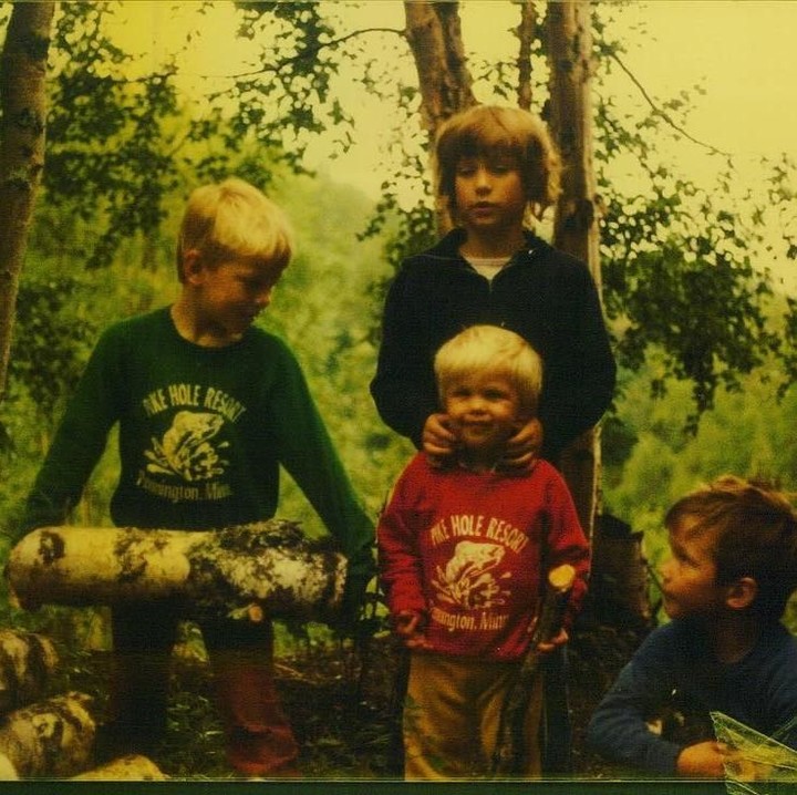 Masa kecil aktor bernama lengkap Christopher Michael Pratt ini banyak dihabiskan dengan bermain bersama kedua kakak dan saudara sepupunya. Seru ya? (Foto: Instagram @prattprattpratt)