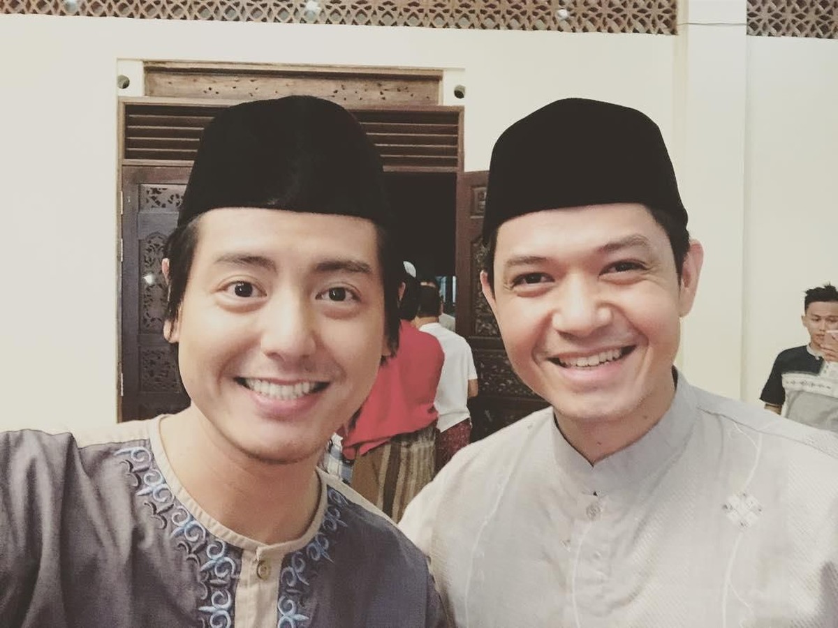 Roger Danuarta yang berasal dari keluarga non muslim telah memutuskan untuk menjadi seorang mualaf&period; Banyak spekulasi yang mucul terkait keputusannya tersebut&period;