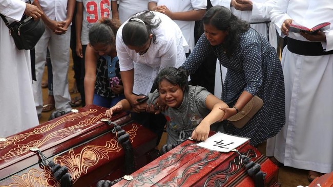 Satu desa di Negombo, Sri Lanka, berderai air mata ketika warga setempat menguburkan korban yang tewas dalam serangan bom pada Hari Paskah, Minggu (21/4) lalu.