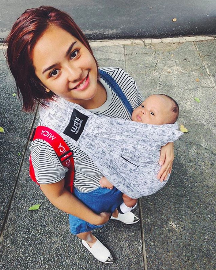 Mytha Lestari sering membagikan momen seru saat momong anak semata wayangnya, Mahatma Kala Maheswara. Intip yuk si mama muda saat seru-seruan sama si kecil.
