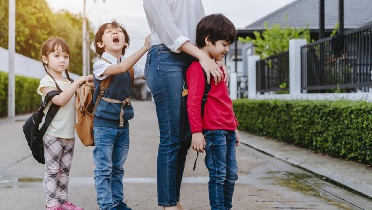 Memiliki 3 anak justru membuat ibu stres? Ah, apa benar begitu?