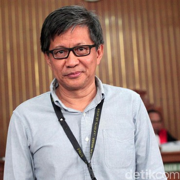 Menggebu-gebu Hina Jokowi, Ini Profil Rocky Gerung Dosen Dian Sastro