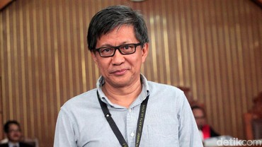 Menggebu-gebu Hina Jokowi, Ini Profil Rocky Gerung Dosen Dian Sastro