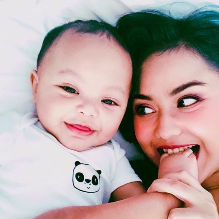 Saking gemasnya sama Kala, Mama Mytha sampai enggak sabar lho buat gigit jari kakinnya. Duh, senyumnya manis banget. ( Foto: Instagram @mytha_lestari)