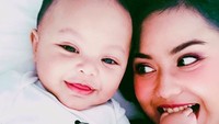 Saking gemasnya sama Kala, Mama Mytha sampai enggak sabar lho buat gigit jari kakinnya. Duh, senyumnya manis banget. ( Foto: Instagram @mytha_lestari)