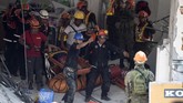 FOTO: Kerusakan di Filipina Usai Diguncang Gempa Gempa berkekuatan magnitudo 6,1 mengguncang pulau Luzon, Filipina, pada Senin (23/3). Sekitar delapan orang meninggal dan puluhan masih terperangkap reruntuhan.