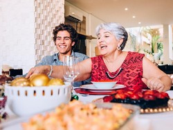 Dari Masak Hingga Curhat, Layanan Sewa Nenek Ini Siap Jadi Temanmu