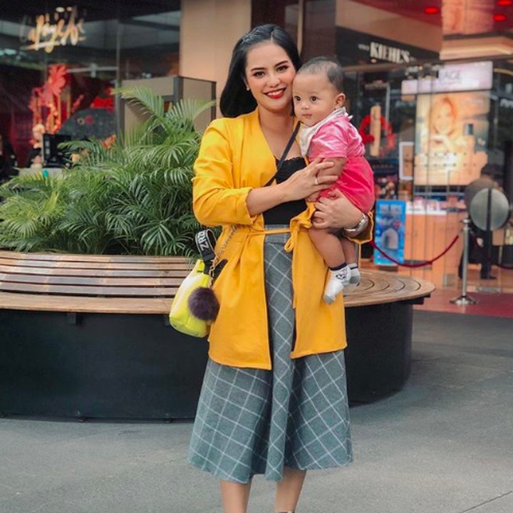 Kalau ini, Baby Kala habis syuting bareng Mama Mytha. Katanya sih seru banget bisa kerja bareng anak.( Foto: Instagram @mytha_lestari)