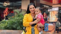Kalau ini, Baby Kala habis syuting bareng Mama Mytha. Katanya sih seru banget bisa kerja bareng anak.( Foto: Instagram @mytha_lestari)