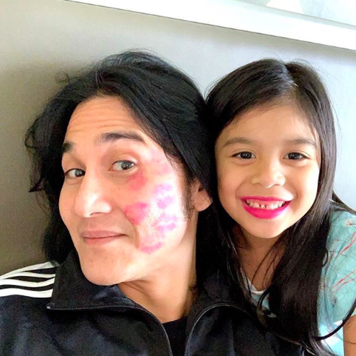 <p>Wah wajah Ayah Vino Bastian kok penuh dengan noda lipstik nih. Sepertinya habis dicium sama Jizzie sampai merah-merah semua. He-he-he. (Foto: Instagram @vinogbastian__)</p>