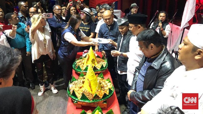 Direktur Relawan TKN Jokowi, Maman Imanulhaq meminta relawan tak membubarkan diri usai Pilpres. Relawan diharapkan membantu Jokowi menghadapi kelompok radikal.