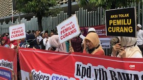VIDEO: Emak-emak Minta Bawaslu Nyatakan Pemilu 2019 Curang