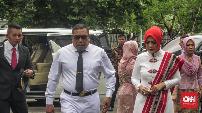 LSI Denny JA terbaru mencatat Jeffry Apoly Rahawarin lebih unggul ketimbang petahana Gubernur Maluku Murad Ismail pada Pilgub Maluku 2024.