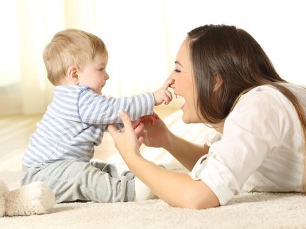 Bunda, Catat Yuk Perkembangan Bayi Usia 1 - 6 Bulan
