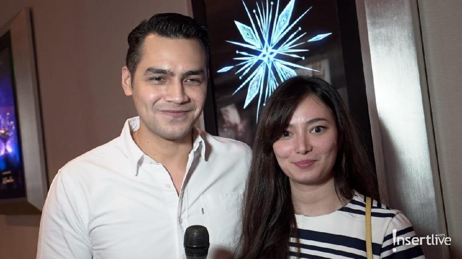 Asmirandah Jatuh Sakit, Netizen Salfok: Bapaknya Mirip Liam Nesson Asmirandah terbaring sakit, netizen gagal fokus ke wajah sang ayah yang mirip dengan aktor Hollywood.