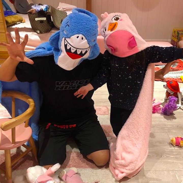 <p>Kalau ini, coba tebak siapa? Ha-ha-ha. Ada-ada saja ya ulah Papa Gading Marten saat habiskan waktu bareng Gempi. Katanya sih ini menirukan Shark dan Bird. (Foto: Instagram @gadiiing)</p>
