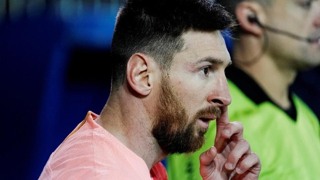 Kapten Barcelona, Lionel Messi, dikabarkan berselisih dengan rekan setimnya Samuel Umtiti karena menawarkan diri bergabung ke Real Madrid.