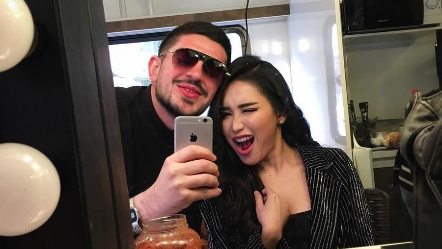 Ayu Ting Ting kedapatan dicium oleh pria asal Turki&period;