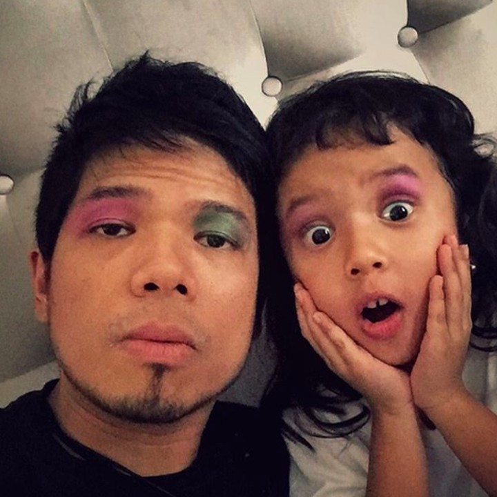 <p>Ibrahim Imran atau lebih karib disapa Baim juga masuk dalam deretan ayah seleb yang punya gaya momong nyeleneh. Suami Artika Sari Devi ini mau lho, Bun, di-makeup wajahnya sama anak keduanya Zoe. (Foto: Instagram @baimguitar)</p>