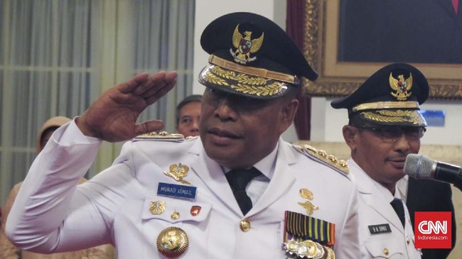 Kepada massa aksi, wagub Maluku meluruskan surat rekomendasi bagi calon rektor UKIM di hadapan mahasiswa yang melakukan unjuk rasa di depan kantor gubernur.