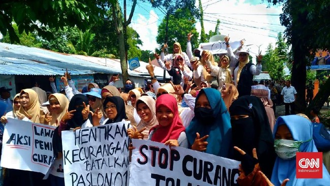 Meski menang di Sumsel, emak-emak pendukung Prabowo berdemo di KPU Palembang menuntut pemilu jujur sambil menyerahkan bukti dugaan kecurangan.