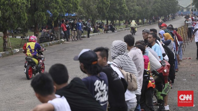 Pembalap road race, Andi Supriady tewas setelah tertimpa gerbang start Road Race Bupati Cup Paser yang roboh akibat balapan dalam cuaca buruk.