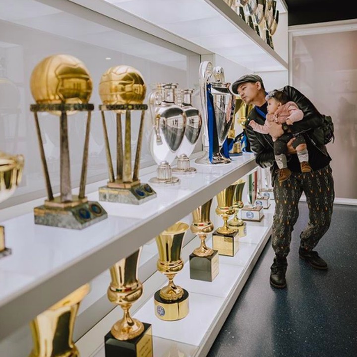 <p>Memiliki anak perempuan menjadi pelengkap kebahagian Ryan Delon. Meskipun Sea masih kecil, namun Ayah Delon sudah antuasias nih memperkenalkan pada deretan piala yang diraih Intermilan. (Foto: Instagra, @tail_wagging)</p>